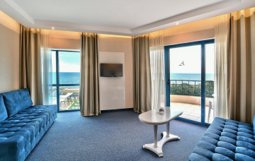 Family_seaview_room-Livingroom-FAM(2).jpg